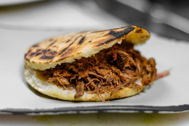 Arepas con Carne  Mechada y Queso
